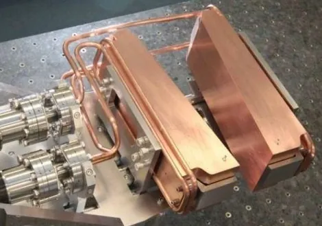 Water-cooled copper blades of the very high heat load horizontal slits