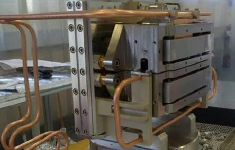 Ultra-low strain mirror mount with copper cooling pipes