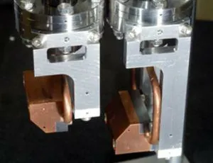 Primary slit blades in water-cooled copper on their through-vacuum mounts