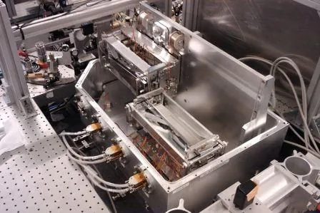 Vacuum version of the Small KB mirror system inside its vessel